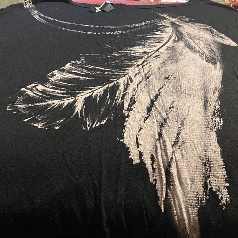 Forever 21 Black Feather Print Short Sleeve Top